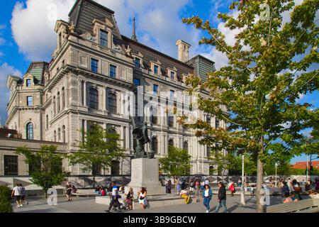 Canada, Quebec, Montreal, Municipio, Place Vauquelin, persone, Foto Stock