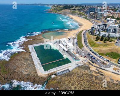 Vista aerea dello splendido paesaggio costiero di Newcastle, New South Wales, Australia. Dispone di un'invitante piscina sull'oceano, spiagge sabbiose e nelle vicinanze Foto Stock