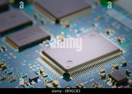 L'immagine ad alta risoluzione mostra un primo piano di una scheda madre elettronica, con dettagli complessi come circuiti, chip e condensatori, riflettono Foto Stock