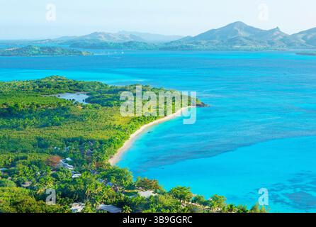 Vista dall'alto dell'isola di Nacula con l'isola Nanuya Lailai sullo sfondo, le isole Yasawa e le Fiji Foto Stock