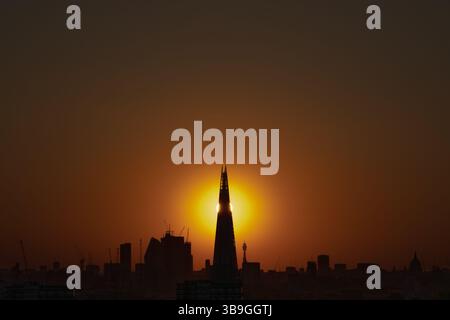Londra, Regno Unito. 9 maggio 2025. Meteo nel Regno Unito: Spettacolare tramonto serale dietro il grattacielo Shard mentre la città inizia a vedere una spinta con il clima più caldo. Crediti: Guy Corbishley/Alamy Live News Foto Stock