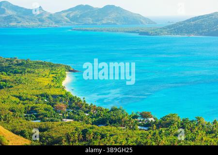 Vista dall'alto dell'isola di Nacula con l'isola Nanuya Lailai sullo sfondo, le isole Yasawa e le Fiji Foto Stock