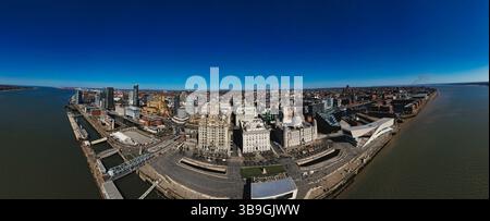 Vista aerea panoramica di Liverpool, Regno Unito, che mostra lo skyline della città, il lungomare e il fiume Mersey sotto un cielo azzurro. Foto Stock