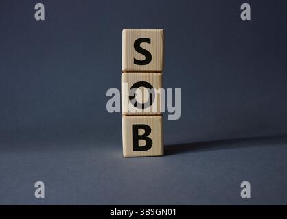 SOB - simbolo respiro corto. Cubi di legno con parole SOB. Splendido sfondo grigio. Concetto medico e SOB. Copia spazio. Foto Stock