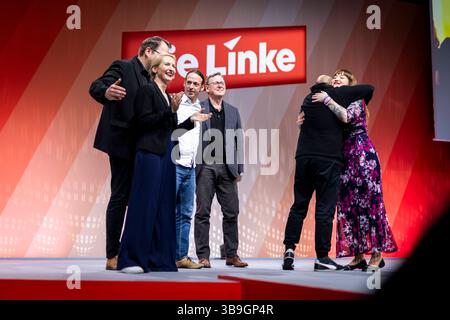 L-R Ines Schwerdtner, Parteivorsitzende von DIE LINKE, Soere Pellmann, DIE LINKE, Pascal Meiser, DIE LINKE, Bodo Ramelow, DIE LINKE, Ferat Kocak, DIE LINKE, Heidi Reichinnek, DIE LINKE, waehrend der dritten Tagung des neunten Parteitages der Partei DIE LINKE in Chemnitz, 09.05.2025. Chemnitz Deutschland *** L R Ines Schwerdtner, presidente del partito DIE LINKE, Soere Pellmann, DIE LINKE, Pascal Meiser, DIE LINKE, Bodo Ramelow, DIE LINKE, Ferat Kocak, DIE LINKE, Heidi Reichinnek, DIE LINKE, durante la terza sessione della nona conferenza di partito di DIE LINKE a Chemnitz, 09 05 2025 Chemnitz tedesco Foto Stock
