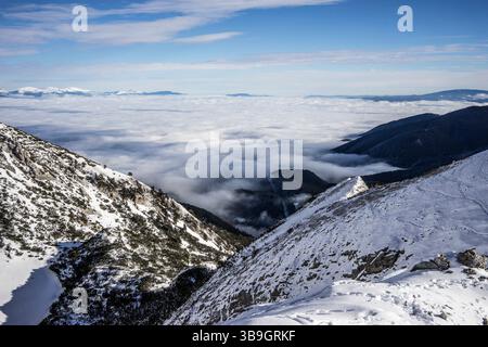 Mare di nebbia su Bansko, Parco Nazionale Pirin, Bansko, Bulgaria Foto Stock