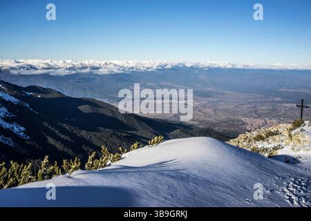 Nel punto più alto della stazione sciistica di Bansko nel Parco Nazionale di Pirin. Vista sui monti Rila di fronte, Bansko, Bulgaria Foto Stock