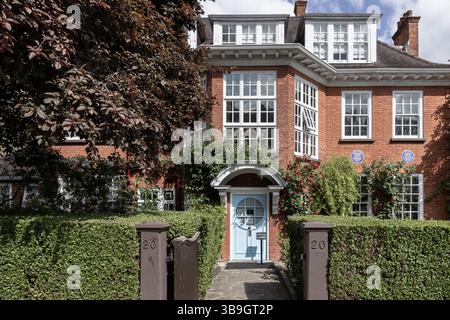 Londra, Regno Unito - 8 maggio 2025 - l'ultima casa di Sigmund Freud è ora il Freud Museum di Hampstead a Londra. L'ingresso del Freud Museum di Hampstea Foto Stock