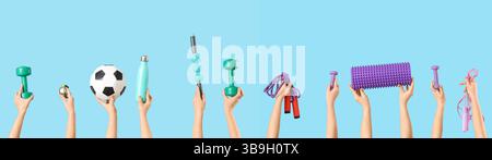 Molte mani con attrezzature sportive su sfondo azzurro Foto Stock