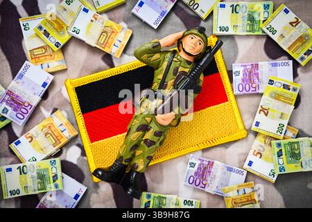 Figura di un soldato su una bandiera tedesca circondato da mazzi di denaro, foto simbolica della Bundeswehr e beni speciali Foto Stock