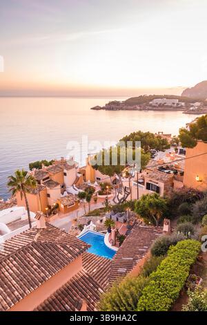 Alba sui tetti di Cala Fornells, Maiorca, Isole Baleari, Spagna Foto Stock