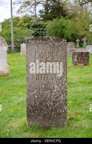 Tomba di Diana Mosley, nata Mitford, Swinbrook Churchyard, Oxfordshire, Regno Unito Foto Stock
