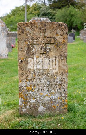Tomba di Unity Mitford, Swinbrook Churchyard, Oxfordshire, Regno Unito Foto Stock