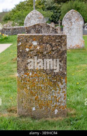 Tomba di Nancy Mitford, cimitero di Swinbrook, Oxfordshire, Regno Unito Foto Stock
