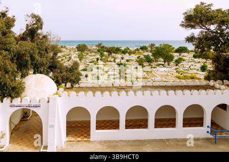 Cimitero musulmano con vista sul mare ai margini della medina di Hammamet, Tunisia Foto Stock