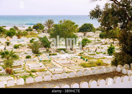 Cimitero musulmano con vista sul mare ai margini della medina di Hammamet, Tunisia Foto Stock