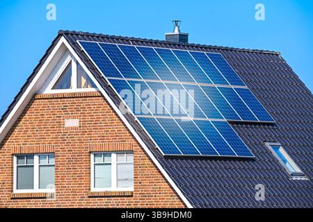 Impianto fotovoltaico sul tetto di una casa ad Amburgo, Germania Foto Stock