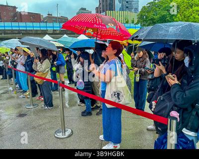 Taipei, Taiwan, Grande folla di persone, ombrelli in piedi sotto la pioggia, ascoltando un concerto di musica locale, "Huashan Art", pubblico taiwanese, Parco artistico centrale Foto Stock