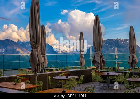 Splendida terrazza con vista sulle Alpi svizzere e sul ghiacciaio in una giornata di sole con cielo blu e nuvole a St Moritz, Maloja, Grigioni, Svizzera. Foto Stock