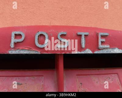 Cassetta postale italiana rossa vintage con scritta Foto Stock