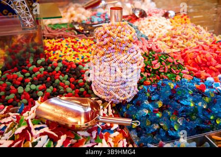 Vari dolci colorati e gomme di frutta in una bancarella di Parigi Foto Stock