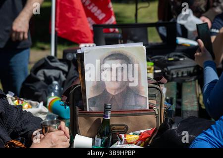 Attivisti e sostenitori ucraini si sono riuniti al Museo Imperiale della Guerra per protestare contro gli "apologi pro-Putin" al Memoriale di guerra sovietico. Foto Stock