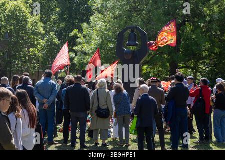 Attivisti e sostenitori ucraini si sono riuniti al Museo Imperiale della Guerra per protestare contro gli "apologi pro-Putin" al Memoriale di guerra sovietico. Foto Stock