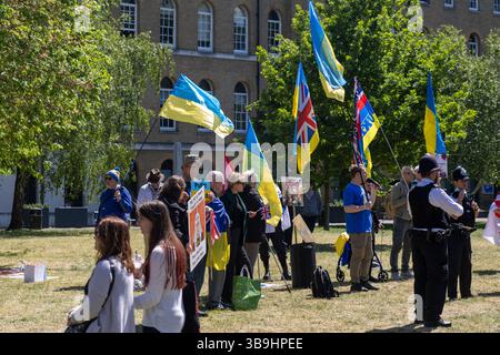 Attivisti e sostenitori ucraini si sono riuniti al Museo Imperiale della Guerra per protestare contro gli "apologi pro-Putin" al Memoriale di guerra sovietico. Foto Stock