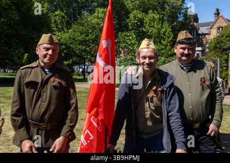 Attivisti e sostenitori ucraini si sono riuniti al Museo Imperiale della Guerra per protestare contro gli "apologi pro-Putin" al Memoriale di guerra sovietico. Foto Stock