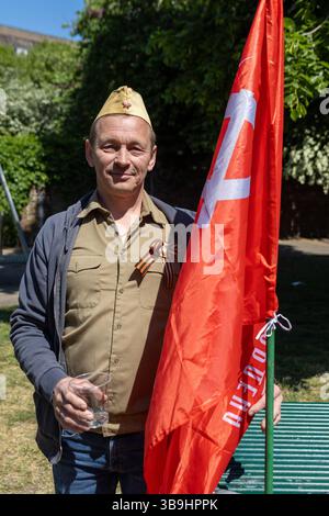 Attivisti e sostenitori ucraini si sono riuniti al Museo Imperiale della Guerra per protestare contro gli "apologi pro-Putin" al Memoriale di guerra sovietico. Foto Stock