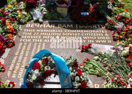 Attivisti e sostenitori ucraini si sono riuniti al Museo Imperiale della Guerra per protestare contro gli "apologi pro-Putin" al Memoriale di guerra sovietico. Foto Stock