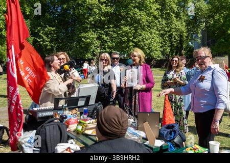 Attivisti e sostenitori ucraini si sono riuniti al Museo Imperiale della Guerra per protestare contro gli "apologi pro-Putin" al Memoriale di guerra sovietico. Foto Stock