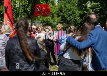 Attivisti e sostenitori ucraini si sono riuniti al Museo Imperiale della Guerra per protestare contro gli "apologi pro-Putin" al Memoriale di guerra sovietico. Foto Stock