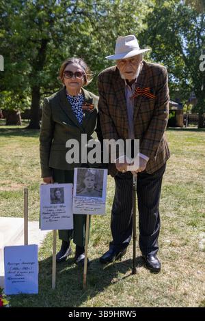 Attivisti e sostenitori ucraini si sono riuniti al Museo Imperiale della Guerra per protestare contro gli "apologi pro-Putin" al Memoriale di guerra sovietico. Foto Stock