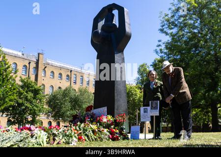 Attivisti e sostenitori ucraini si sono riuniti al Museo Imperiale della Guerra per protestare contro gli "apologi pro-Putin" al Memoriale di guerra sovietico. Foto Stock