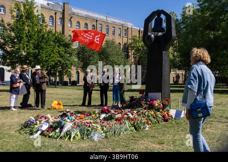 Attivisti e sostenitori ucraini si sono riuniti al Museo Imperiale della Guerra per protestare contro gli "apologi pro-Putin" al Memoriale di guerra sovietico. Foto Stock