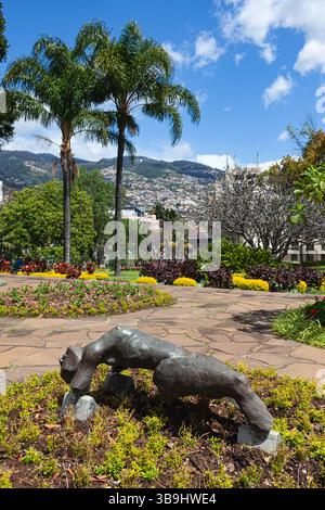 Il Parco Santa Catarina, con le sue aiuole, gli alberi e le statue, si trova nel centro di Funchal e offre una vista panoramica su Madeira. Foto Stock