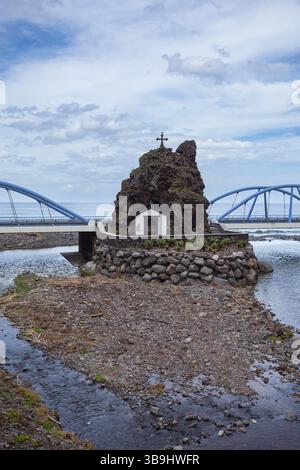 Cappella São Vicente, costruita in una roccia basaltica nel mezzo della foce del fiume, nel mezzo del ponte São Vicente, nell'isola di Madeira. Foto Stock