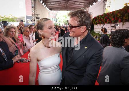 Verleihung DEUTSCHER FILMPREIS 2025 a Berlino Anne Ratte-polle und Oliver Masucci auf dem Roten Teppich bei der Verleihung der Lola - Deutscher Filmpreis 2025 im Theater am Potsdamer Platz a Berlino Datum: 10.05.2025 *** Premio CINEMATOGRAFICO TEDESCO 2025 cerimonia a Berlino Anne Ratte polle e Oliver Masucci sul Red carpet al Lola German Film Award 2025 cerimonia al Theater am Potsdamer 10 a Berlino Copyright 2025 Foto Stock