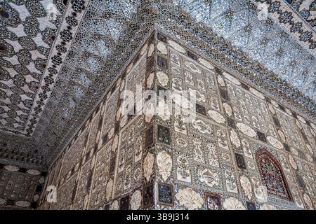 Intricati soffitti a specchio e pareti dello Sheesh Mahal, del Palazzo d'ambra, di Amer Foto Stock