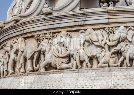 Dettaglio della base della statua del Maharaja Ranjit Singh ad Amritsar, India Foto Stock