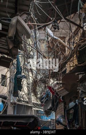 Fili aggrovigliati dall'aspetto pericoloso sopra Chandni Chowk, mercato, India Foto Stock