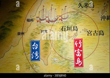 Mappa illustrata delle isole Ryukyu che mostra la vicinanza dell'isola Taketomi (rossa) all'isola Miyako e Taiwan (blu) a Okinawa, Giappone. Foto Stock