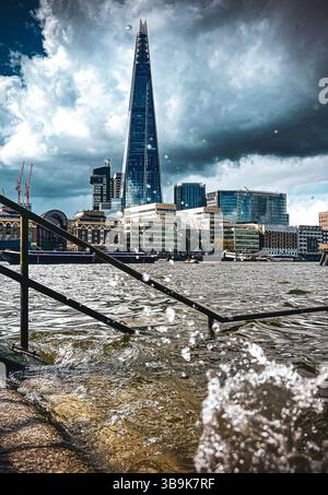 La marea del Tamigi arriva con lo Shard sullo sfondo, Londra Inghilterra Foto Stock