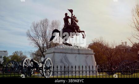 WASHINGTON DC, USA - 8 APRILE 2017 - statua di Andrew Jackson che ondeggia il cappello di fronte alla Casa Bianca, Washington DC Foto Stock