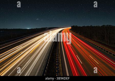 Traffico in autostrada - viaggi - background - linea - Ecologia - esposizione lunga - autostrada - traffico notturno - sentieri leggeri Foto Stock