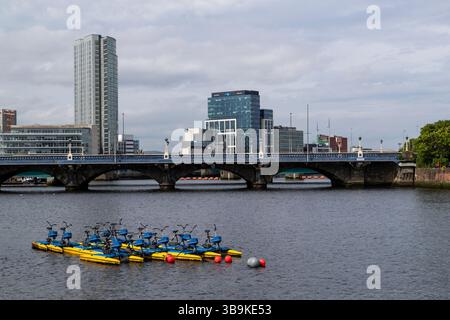 Attrezzature per sport acquatici a Lagan Adventures, Waterfront Hall, Belfast Foto Stock