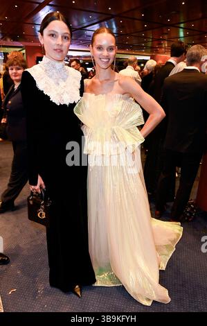 Lary Müller und Taynara Wolf bei der 75. Verleihung des Deutschen Filmpreises 2025 im Theater am Potsdamer Platz. Berlino, 09.05.2025 *** Lary Müller e Taynara Wolf alla 75a cerimonia del German Film Award 2025 al Theater am Potsdamer Platz Berlin, 09 05 2025 foto:XF.xKernx/xFuturexImagex filmpreis 5698 Foto Stock