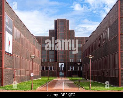 Moderno edificio industriale esterno con pareti in mattoni e design architettonico simmetrico, complesso industriale Zollverein Coal Mine (Zeche Zollverein) Foto Stock