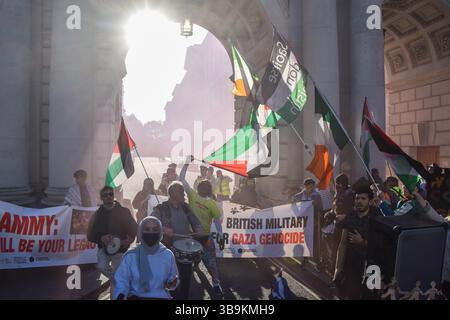 Londra, Inghilterra, Regno Unito. 9 maggio 2025. I manifestanti pro-palestinesi si riuniscono al di fuori del Foreign Office chiedendo che il Regno Unito interrompa le esportazioni di armi in Israele, a seguito della pubblicazione di un rapporto secondo cui il Regno Unito ha inviato migliaia di articoli e parti militari nonostante la sospensione delle esportazioni. (Credit Image: © Vuk Valcic/ZUMA Press Wire) SOLO PER USO EDITORIALE! Non per USO commerciale! Foto Stock